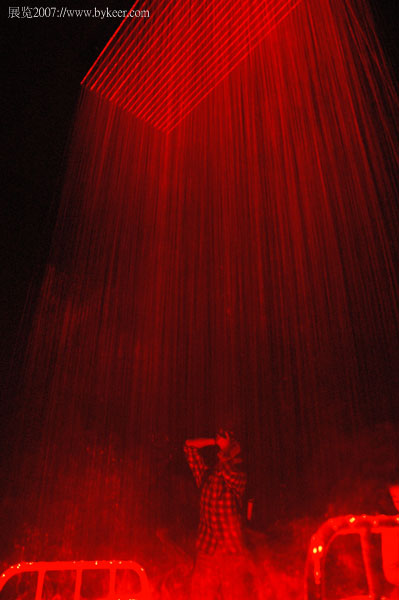 展览2007(19-2): 左：龙卷风 array(北京798)&nbsp;&nbsp;&nbsp;右：床前光 array(深港双城双年展)