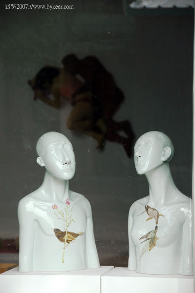 展览2007(22-2): 左：unmask array(深港双城双年展)&nbsp;&nbsp;&nbsp;右：窗前的隐秘 array(北京798)