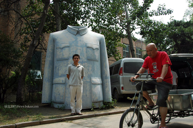 展览2007(8): 中山装前的三轮车 array(北京798)