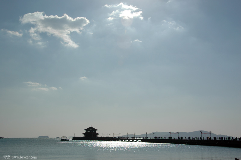青岛印象(3): 正午阳光下的栈桥，喜欢海面上滟滟的闪光。摄于中午12:37