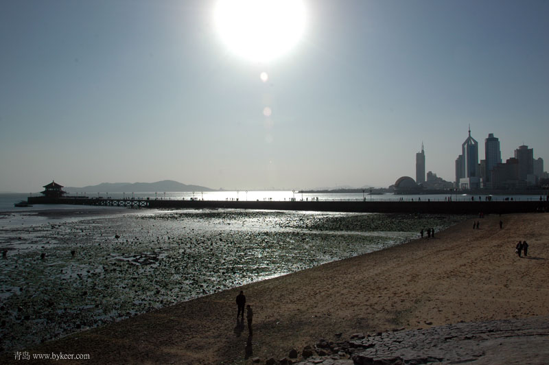 青岛印象(4): 午后退潮中的栈桥。摄于下午14:16