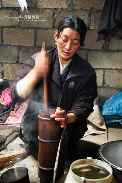 穿越香格里拉(11-2): 藏民夏天会到山上游牧，这是上次骑行滇藏线所知<br>而在山腰游牧的石头房子，藏民好客的房门永远对路人开放着<br>饿了，渴了，有可口的酥油茶，有喷香的奶酪和糌粑
