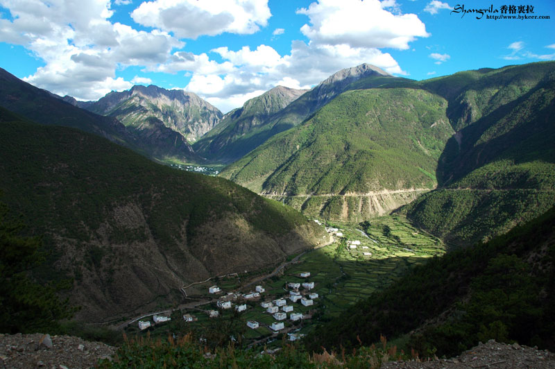 穿越香格里拉(18): 大雪山北麓的然乌乡，这边的藏民居完全是另外一个风格了