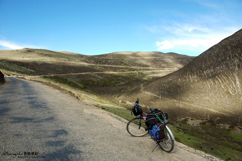 穿越香格里拉(22): 海拔4740米的无名山，上坡公路超过40公里。这是垭口前最后5公里山路