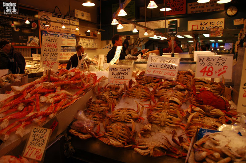 Sleepless in Seattle(11): 西雅图也是重要的渔业基地，拥有一支庞大的渔船队，主要捕捞大比目鱼和鲑鱼<br>如果你对近年来励志图书还算熟悉，肯定会记得一本讲述关于鱼市场的快乐工作的书籍<br>没错，这个市场就是西雅图的派克市场飞鱼档Pike Place Fish Market