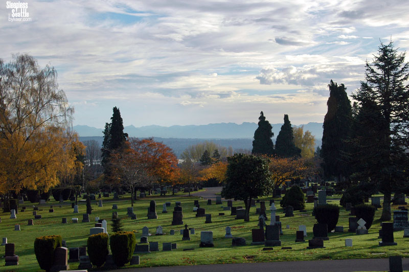 Sleepless in Seattle(26): 西雅图北面的Lake View Cemetery，无数墓碑面对着太平洋海湾，以及更远处的美国-加拿大界山