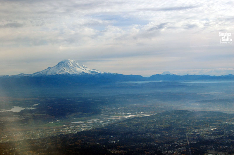 Sleepless in Seattle(29): 离开西雅图，心中竟感到那么留恋！<br>拔地而起的飞机中，远望Mountain Rainier更加清晰<br>你相信吗，这座距离海岸不足100公里的山峰海拔竟高达4392米