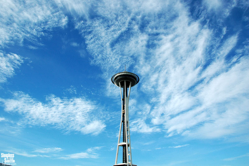 Sleepless in Seattle(5): 我们酒店BestWestern窗外的西雅图的标志性建筑Space Needle<br>在上面那张俯瞰的照片中能找到它影子吗，就在画面右侧市区的边缘上