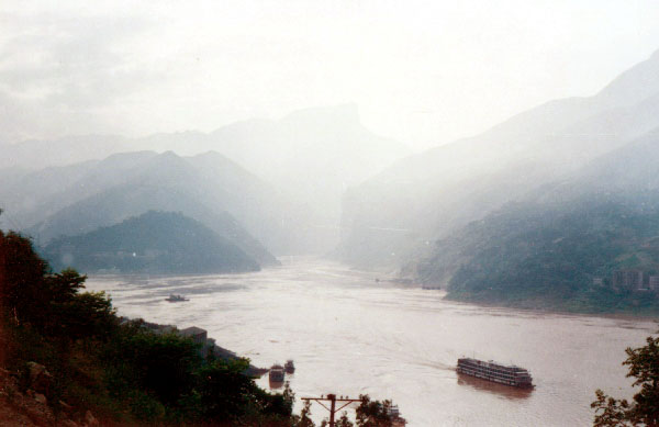 梦回三峡(1): 夔门，雄伟的瞿塘峡的入口，也是整个长江三峡的入口。<br>川江上极具特色的氤氲江雾，让我的回忆也如此缥缈而不真切……