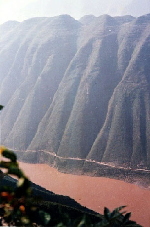 梦回三峡(12): 神女峰江对面的翠屏峰宛如一道画屏，也是巫山十二峰之一