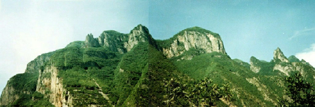 梦回三峡(14): 在青石镇望巫山十二峰，从左到右分别是神女峰（最左侧的较小而突出的山峰）、松峦峰（正中间较大的圆形山峰）、集仙峰（最右边突出的剪刀状山峰）