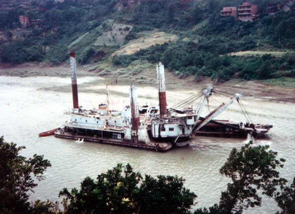 梦回三峡(23): 香溪河中的三峡工程勘探船。<br>香溪两岸是三峡柑橘的重要产地，从三峡顺着香溪到神农架只有几十公里之遥