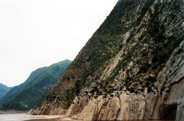 梦回三峡(41): 巫峡的绝壁。<br>江对面就是青石镇，绝壁上面就是神女峰