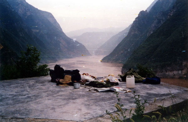 梦回三峡(6): 瞿塘峡中，我们第一次宿营的平台。<br>当晚睡在上面，我们三人辗转如热锅上的蚂蚁，现在还记忆犹新