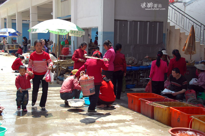迷醉闽南(35): 这是在湄洲岛市场所见。奇怪，当地人似乎都喜欢穿红色衣服？不知道与当天的妈祖祭祀日是否有关