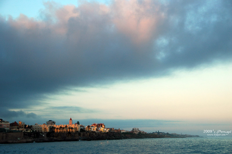 炫色葡萄牙(18): 夕阳的红光，点亮天空中的云层，也点亮了海边的别墅。