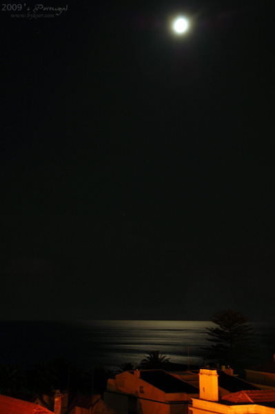 炫色葡萄牙(21): 天气好的时候，能从阳台上看见海面粼粼的月光！<br>（没带脚架，用苹果垫在镜头下面曝光8秒所拍）