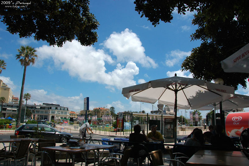 炫色葡萄牙(22): 旅馆不远的Casino Estoril前面广场的旁边，也有几家小店可以吃饭。<br>两个人要上杯啤酒，随便点个菜或者披萨每人大概要10多欧。