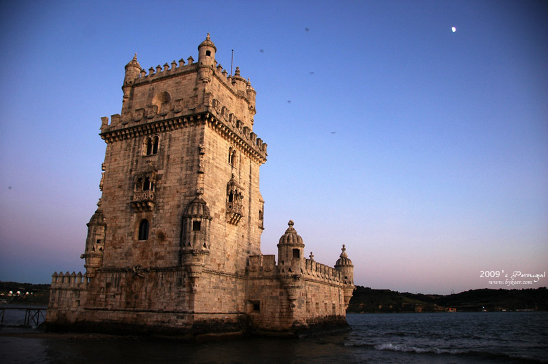 炫色葡萄牙(36): 贝伦塔Torre de Belem在国王马努埃尔一世Dom Manuel（1515－1520）统领葡萄牙时为保卫贝伦港口而建成，<br>后来用作灯塔，指引夜归的航船。它是Belem的标志性建筑。