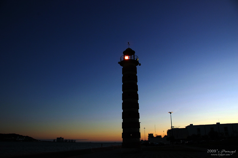 炫色葡萄牙(37): 相距Belem塔不远现代化灯塔，在黄昏中散发出温暖的光辉。