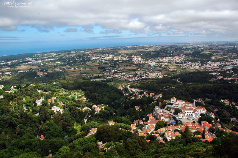 炫色葡萄牙(42): 从Moorish Castle上俯瞰Sintra城乡和广袤无边的大西洋。