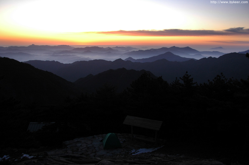 白马尖旅行(4): 当晚连夜登上主峰白马尖，这是次日一早的晨光