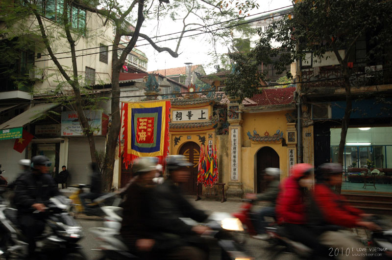 I LOVE VIETNAM(一)(12): 摩托车如潮涌的河内街头，偶尔可见的有着中文牌匾和对联的庙观，昭示着与北方文化的渊源