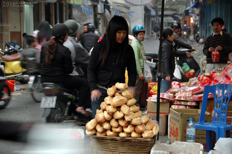 I LOVE VIETNAM(一)(16): 法式面包是越南的街边美味，这东西就跟南京的煎饼差不多，可以夹上各种不同的馅来吃<br>也可以在小饭馆中拿来蘸着牛肉汤汁果腹