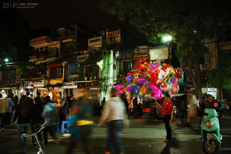 I LOVE VIETNAM(一)(2): 人影绰绰的闹市中，到处飘扬着鲜艳的气球，它们是孤独盛开在河内冬夜的花朵