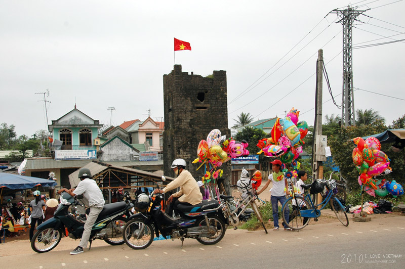 I LOVE VIETNAM(一)(20): 碉楼下的集市。<br>接触到平和友好的越南人民，回想越南抗法抗美抗日的悲壮历史，方能体会和平的珍贵