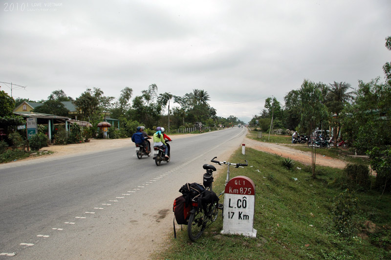 I LOVE VIETNAM(一)(21): 越南一号公路贯穿南北，连接河内与胡志明市。<br>在穿过椰林乡野的一号公路上骑行，远方的远方是浓密的云层，心中不由生出纵贯越南的苍茫之感