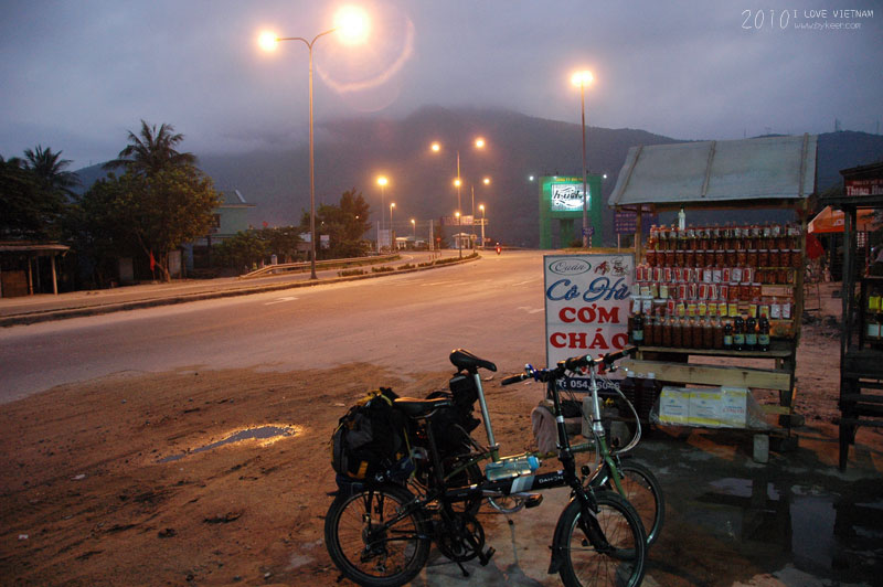 I LOVE VIETNAM(一)(23): LangCo的傍晚，公路之外就是分隔南越北越的天险海云关。<br>这是大年初一的晚上，路边小店的婆婆为我们做了虾粉和炒面，色香味俱全！