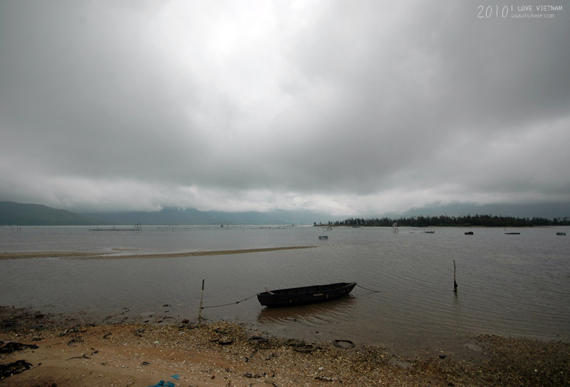 I LOVE VIETNAM(一)(24): LangCo镇后面的湖。<br>传说LangCo是越南沿海最漂亮的地方，也是美国国家地理推荐全球50处必到美景之一顺化-会安的中点。<br>但这几天天气不好，早春的寒潮似乎从南京就开始一路追着我们，LangCo湖面上只能看到浓密的乌云！<br><br><br><br><br><span style='font-size:28pt;font-family:楷体GB_2312'>=== 海云关 HaiVan ===</span>